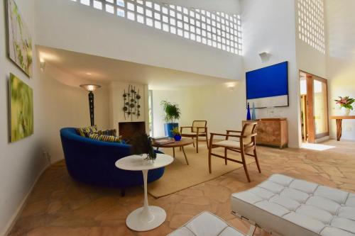 sala de estar con sofá azul y mesa en Pouso Alforria, en Tiradentes