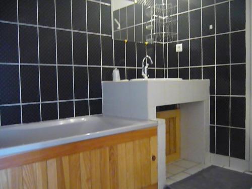 baño con lavabo y chimenea en Le Domaine De Fonteline, en Allègre