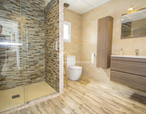ein Badezimmer mit Dusche, Toilette und Waschbecken in der Unterkunft Villa Pyeranch in Torrevieja