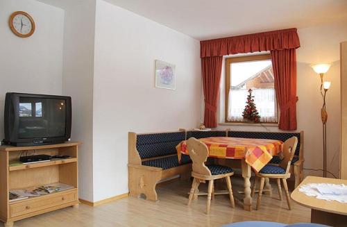 Televízia a/alebo spoločenská miestnosť v ubytovaní Ferienwohnung Bathelt
