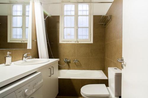 Ванная комната в Ermou 44 - Family Apartment
