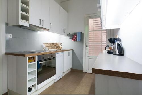 Кухня или мини-кухня в Ermou 44 - Family Apartment
