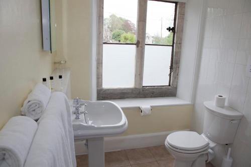 A bathroom at Amberley Inn 