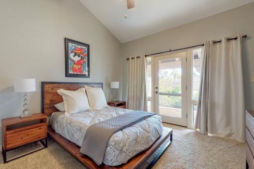 um quarto com uma cama e uma porta de vidro deslizante em McCormick Lakeside Retreat em Scottsdale