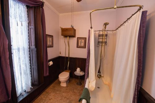 A bathroom at Spencer House Bed & Breakfast