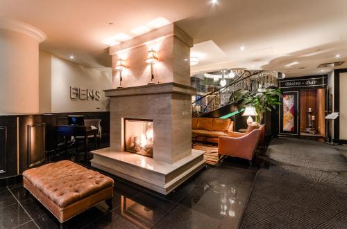 a lobby with a fireplace and a bar at Le St-Martin Hotel Centre-ville – Hotel Particulier in Montréal