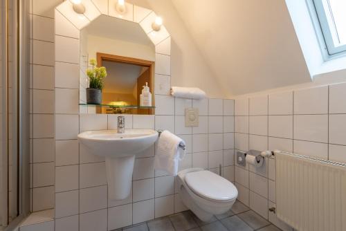 uma casa de banho com um lavatório e um WC em Hotel Werk II em Bocholt