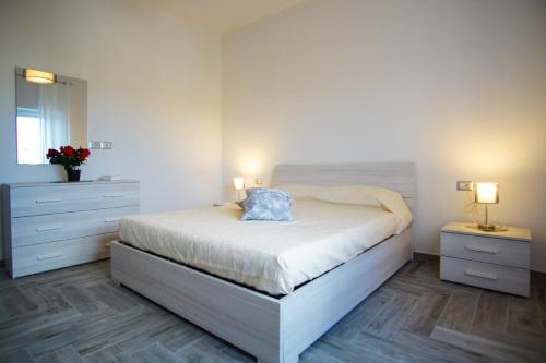 サンタ・テレーザ・ガッルーラにあるCasa Emiliaのベッドルーム1室(ドレッサー2台、鏡付)