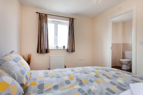 a bedroom with a bed and a window and a toilet at Hamber in Leicester