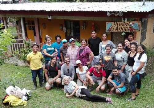un groupe de personnes posant une photo devant une maison dans l'établissement Hostal Familiar El Ángel Panamá B&B, à Pajonal Arriba
