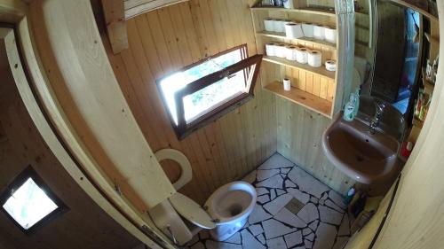 an overhead view of a bathroom with a toilet and a sink at Koliba - Prokoško jezero in Fojnica
