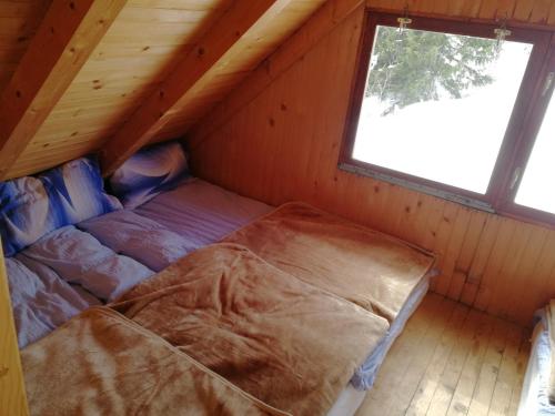 Tempat tidur dalam kamar di Koliba - Prokoško jezero
