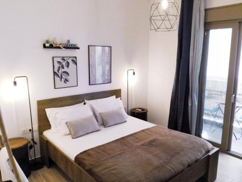 Postel nebo postele na pokoji v ubytování Athens city center cozy apartment