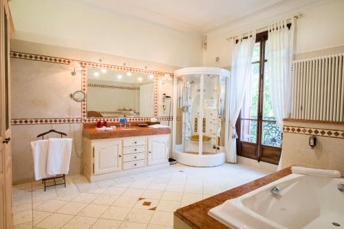 Ένα μπάνιο στο Villa Morelia