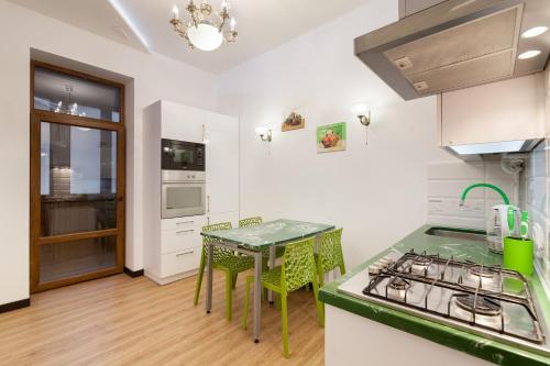 مطبخ أو مطبخ صغير في LEOGRAND Apartment on Doroshenka 38