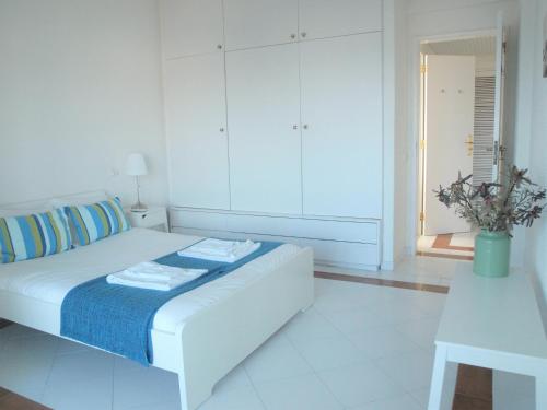 Postel nebo postele na pokoji v ubytování Superb view over Cascais and the Ocean, with wonderful balcony