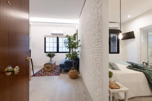 Habitación con cama y sala de estar con puerta. en Cozy Apartment Salamanca Neighborhood, en Madrid