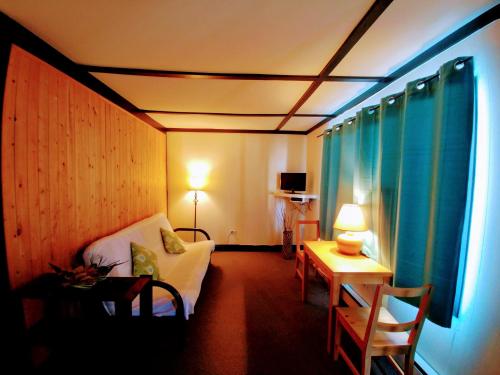 TV a/nebo společenská místnost v ubytování Dwight Riverside Inn