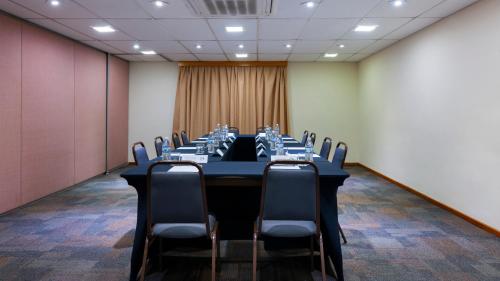 a conference room with a long table and chairs at Matiz Barão Geraldo Express Hotel in Campinas