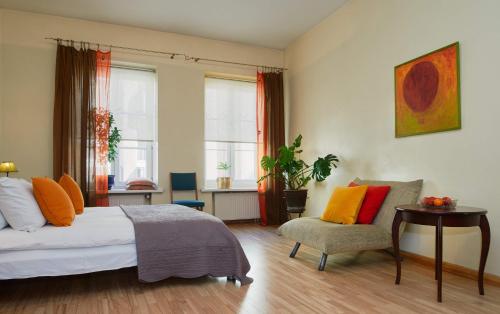 1 dormitorio con 1 cama, 1 mesa y 1 silla en ReHouse- Zemaitijos 11, en Vilna