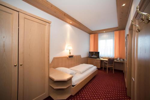 Postel nebo postele na pokoji v ubytování Hotel und Gasthof Soller