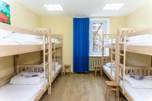 Zimmer mit 4 Etagenbetten und einem Fenster in der Unterkunft BOTANIC GLOBUS HOSTEL in Kiew