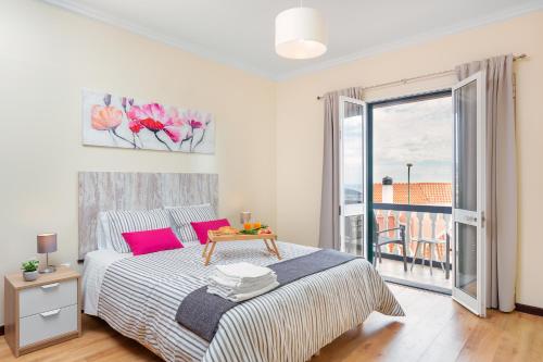 1 dormitorio con 1 cama y balcón en Villa Vista Mar, en Funchal