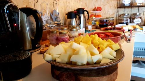 a bowl of fruit on a counter in a kitchen at Natura Glamping in Alcongosta