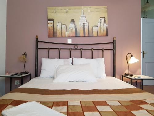 1 dormitorio con 1 cama grande con almohadas blancas en Villa Blue. Two storey house, 100 meters from sea, en Rafina