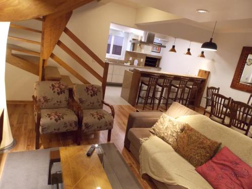 a living room with a couch and a table at Triplex 3 suítes em Canela in Canela