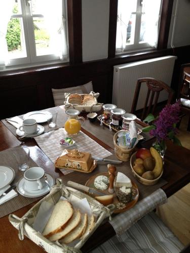 - une table avec du pain et d'autres aliments dans l'établissement Gîtes et chambres d'hôtes Maison Ungerer, à Hunspach