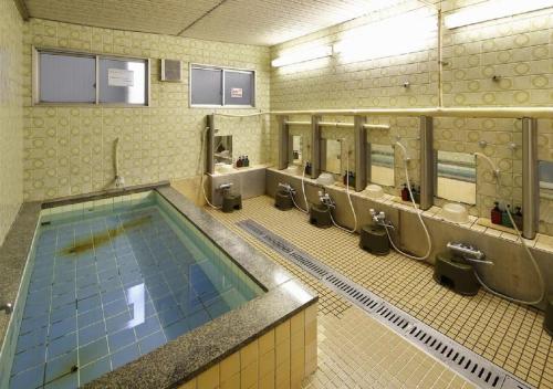 大阪市にあるOsaka - Hotel / Vacation STAY 23784の広いバスルーム(スイミングプール、シンク、鏡付)