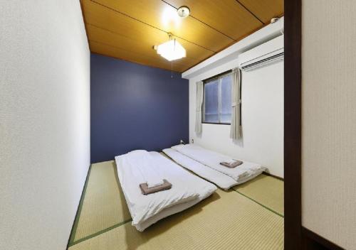 大阪市にあるOsaka - Hotel / Vacation STAY 23784のベッド1台(タオル2枚付)が備わる客室です。