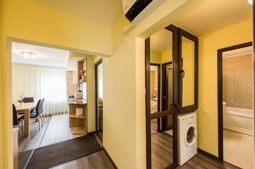 una sala de estar con lavadora y secadora. en Apartament Carol Davila, en Piteşti