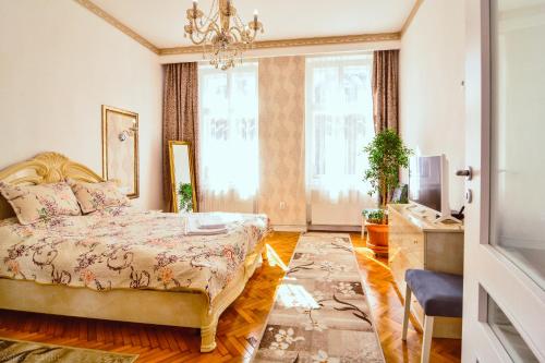 Schlafzimmer mit einem Bett und einem Kronleuchter in der Unterkunft Thorin Residence in Sibiu