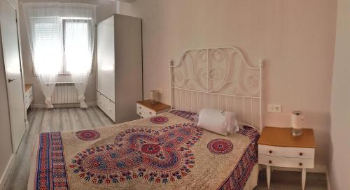 a bedroom with a large bed with an octopus bedspread at PISO TURÍSTICO MAGA - LUXURY FLOOR IDEAL FAMILIAS in Zamora