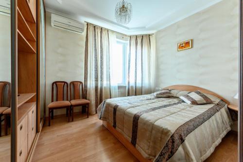 une chambre d'hôtel avec un lit et une fenêtre dans l'établissement Happy Time, à Odessa