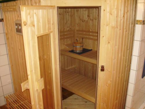 a small sauna with a pot in the middle at Pension Geva in Warendorf