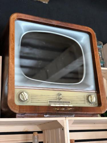 an old television sitting on top of a cabinet at Cabana din Groapa Frumoasa in Râşnov