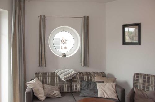 ein Wohnzimmer mit einem Sofa und einem Fenster in der Unterkunft Haus Ostseestrand in Ahlbeck