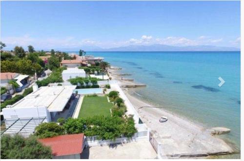 an aerial view of a beach and the ocean at Nerantza Villa Jolimax in Nerátza