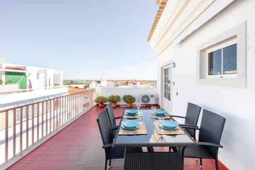 eine Terrasse mit einem Tisch und Stühlen auf dem Balkon in der Unterkunft My Place @ Faro Duplex in Faro