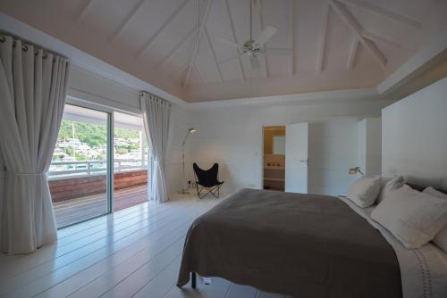 Кровать или кровати в номере Penthouse de Luxe Gustavia