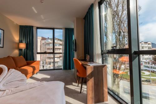 Postel nebo postele na pokoji v ubytování Sky Corner Hotel