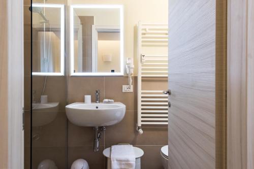 uma casa de banho com um lavatório, um WC e um espelho. em SAN FELICE 135 - 2 em Bolonha