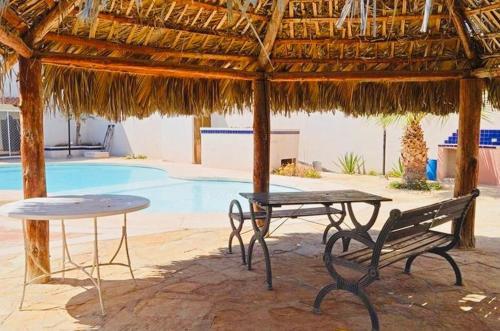 un patio con mesa, mesa y banco en Villa in Tranquil Gated Community, 2 Bedroom 2 Bath, en Puerto Peñasco