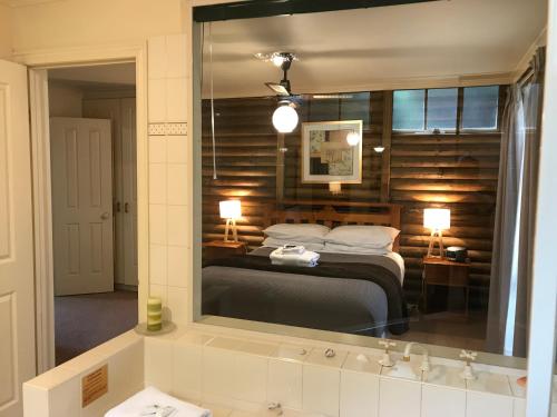 Una cama o camas en una habitación de Ti-Tree Village