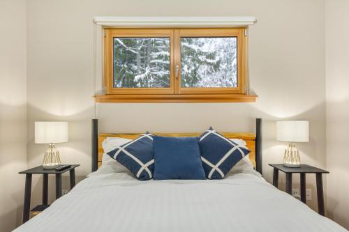 1 dormitorio con 1 cama grande y 2 mesitas de noche en The Mountain Project #2 en Rossland