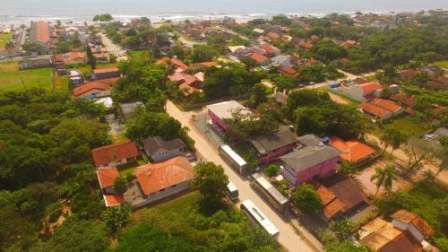 una vista aérea de un pueblo con casas y árboles en Pousada vila oeste en Itapoa