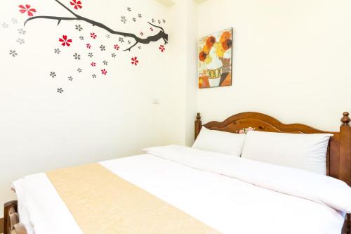 Cama o camas de una habitación en 橫賓浪漫民宿-近鐵花村 觀光夜市 體育場-可包棟
